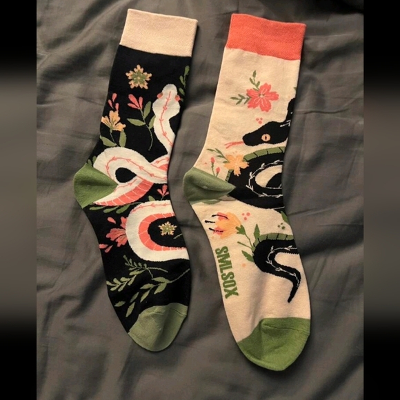 Multicolored mismatched Asian style snake and flowers womens socks - Picture 4 of 4